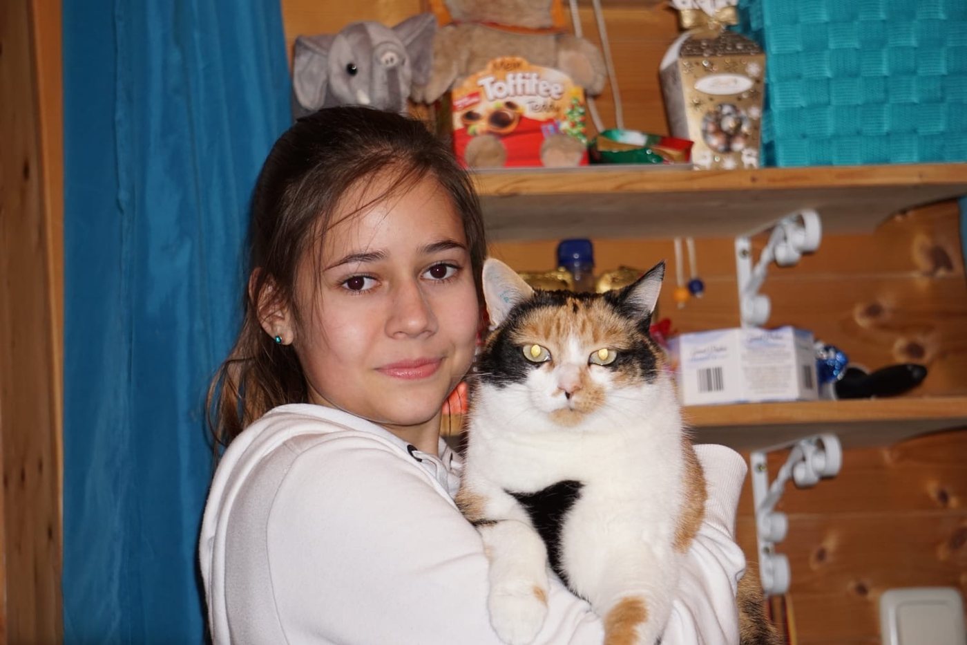Carina mit ihrer Katze auf dem Arm